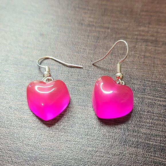 Handmade Resin Pink Heart Dangle Drop Earrings NEW Ladies Lightweight Casual - Picture 5 of 6